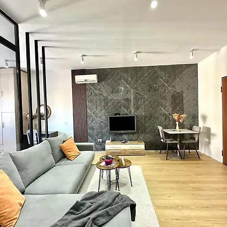 Chlo 4 * Tirana